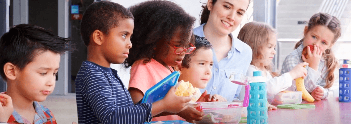 kids eating together with allergies