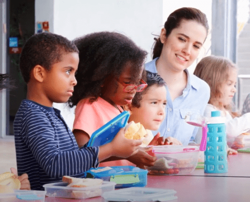 kids eating together with allergies